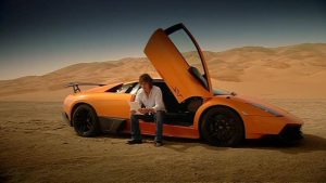 A photo of Richard Hammond with the Lamborghini.