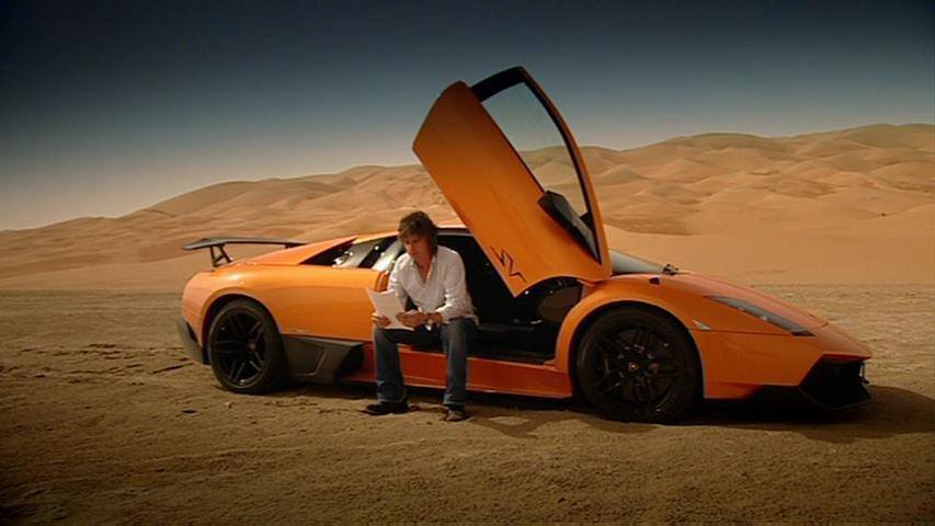 A photo of Richard Hammond with the Lamborghini.