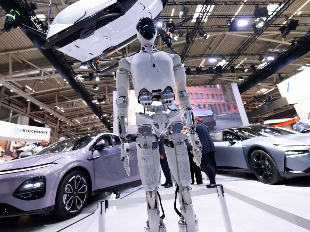 robot humanoid xpeng cars